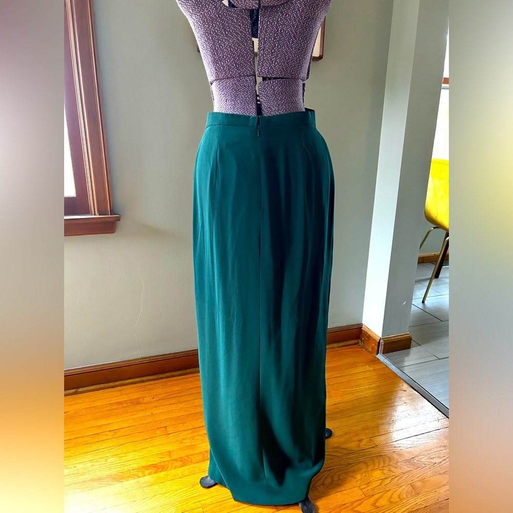 Black Tie Oleg Cassini green skirt with slit. Women’s size 10 (S)